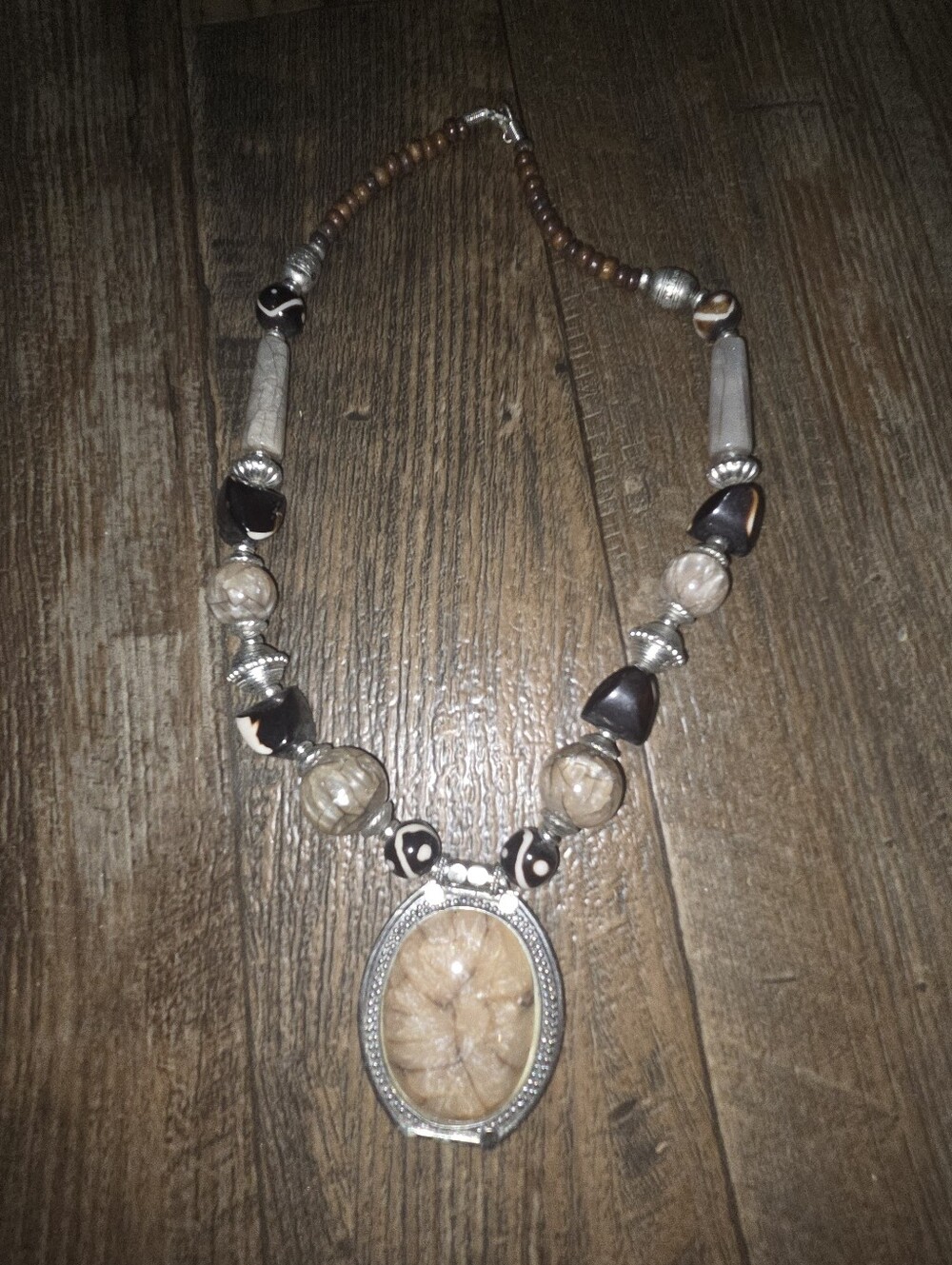 Vtg. Boho Chunky Beige & Black Acrylic Marble Bead Silver Tone Pendant Necklace